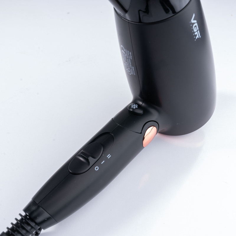 سشوار مسافرتی 1600 وات وی جی ار مدل V-439، موتور DC، وزن 300 گرم، المنت فلز، دارای سری متمرکزکننده باریک با ویژگی حجمدهندگی، با قابلیت باد سرد