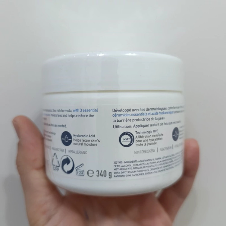 کرم مرطوب کننده و آبرسان سراوی Cerave مناسب پوست خشک