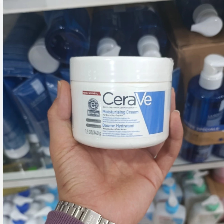 کرم مرطوب کننده و آبرسان سراوی Cerave مناسب پوست خشک