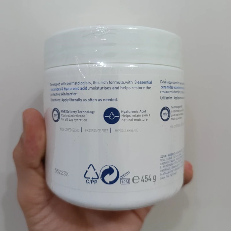 کرم مرطوب کننده و آبرسان سراوی Cerave مناسب پوست خشک