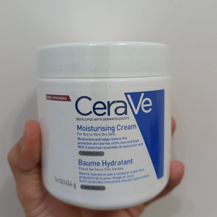 کرم مرطوب کننده و آبرسان سراوی Cerave مناسب پوست خشک