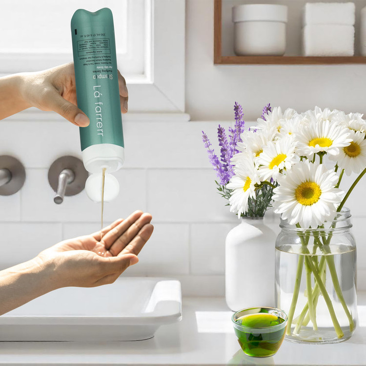 شامپو ضد شوره و تقویتکننده فولیکول مو لافارر سازگار با موهای چرب، حجم 250 میلیلیتر مدل purifying series، حاوی ویتامین B5، پروتئین گندم، بیوتین، زینک، کراتین، بدون سولفات، با قابلیت میزان سازی چربی مو و پوست سر، با عصاره گیاه مریم گلی، چای سبز، بابونه